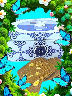 ID2_Blikje met Nijntje delftblauw met koekjes 2026 aangepast3 Met rose achtergrond blokjes en koek.JPG