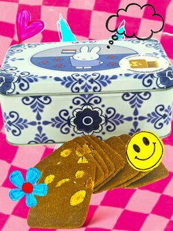 ID4_Gevels in doosje Delftsblauw LG 2025 2 blik Nijntje Delftsblauwmet achtegrond Smiley een Kleurige achtergrond.JPG