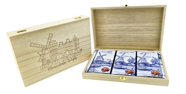 ID3_Kistje Holland gevuld met plak choco molens delftsblauw met kistje open en deksel.JPG