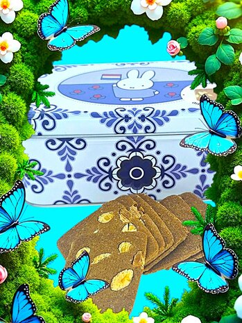 ID2_Blikje met Nijntje delftblauw met koekjes 2026 aangepast3 Met rose achtergrond blokjes en koek.JPG