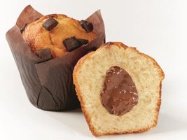 MUFFIN MET CHOC. STUKJES EN CHOC.-HAZELNOOT VULLING